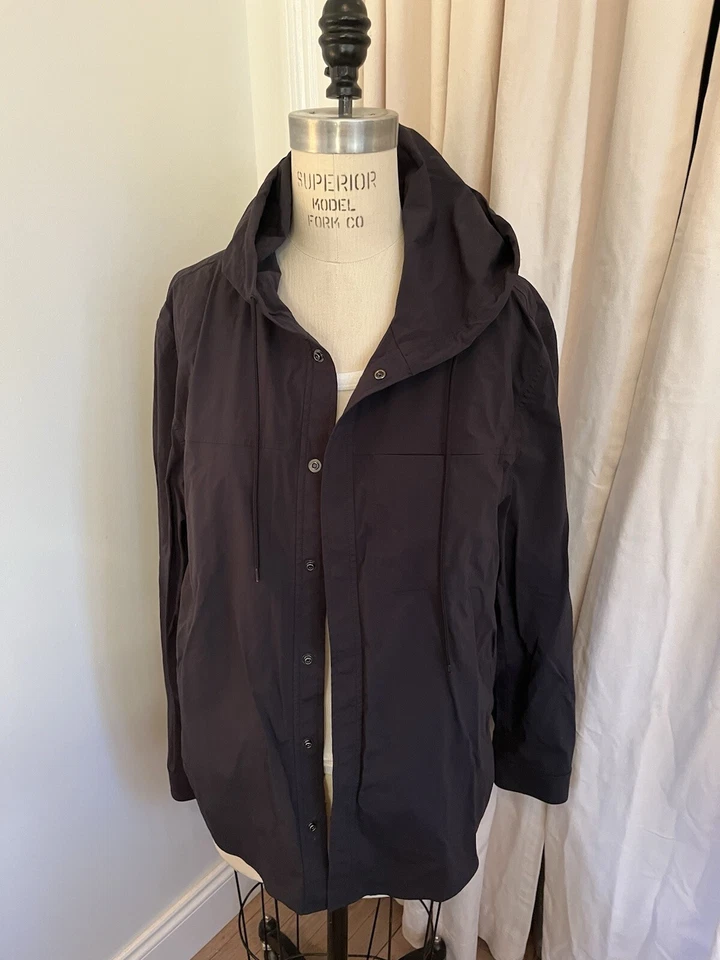 Vince. Chaqueta cortavientos negra con capucha cremallera cierre a presión grapa mediana Foto 3 de 4