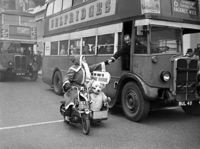 London bus driver leans out of his cab to shake hands with F - 1949 Old Photo 1