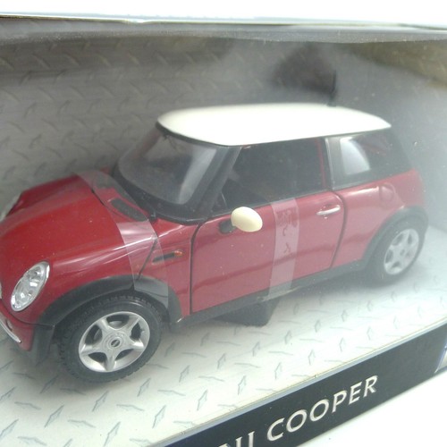 Maisto Special Edition Red/White Die Cast Mini 1:24 - Neu in OVP Discontinued - Bild 2 von 9