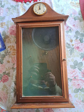 Kleine Vitrine  Schaukasten Holz, zum Aufhängen oder stellen, gebraucht, m. Uhr