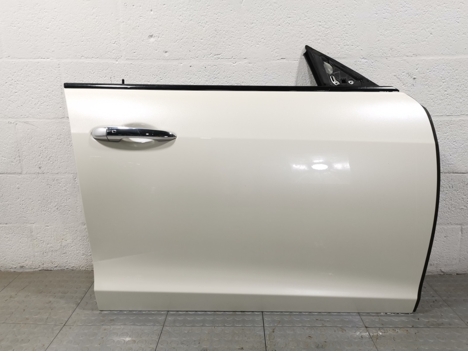 Maserati Ghibli RWD 3.0 L 2015 Front Right Passenger Side Door Shell White Color