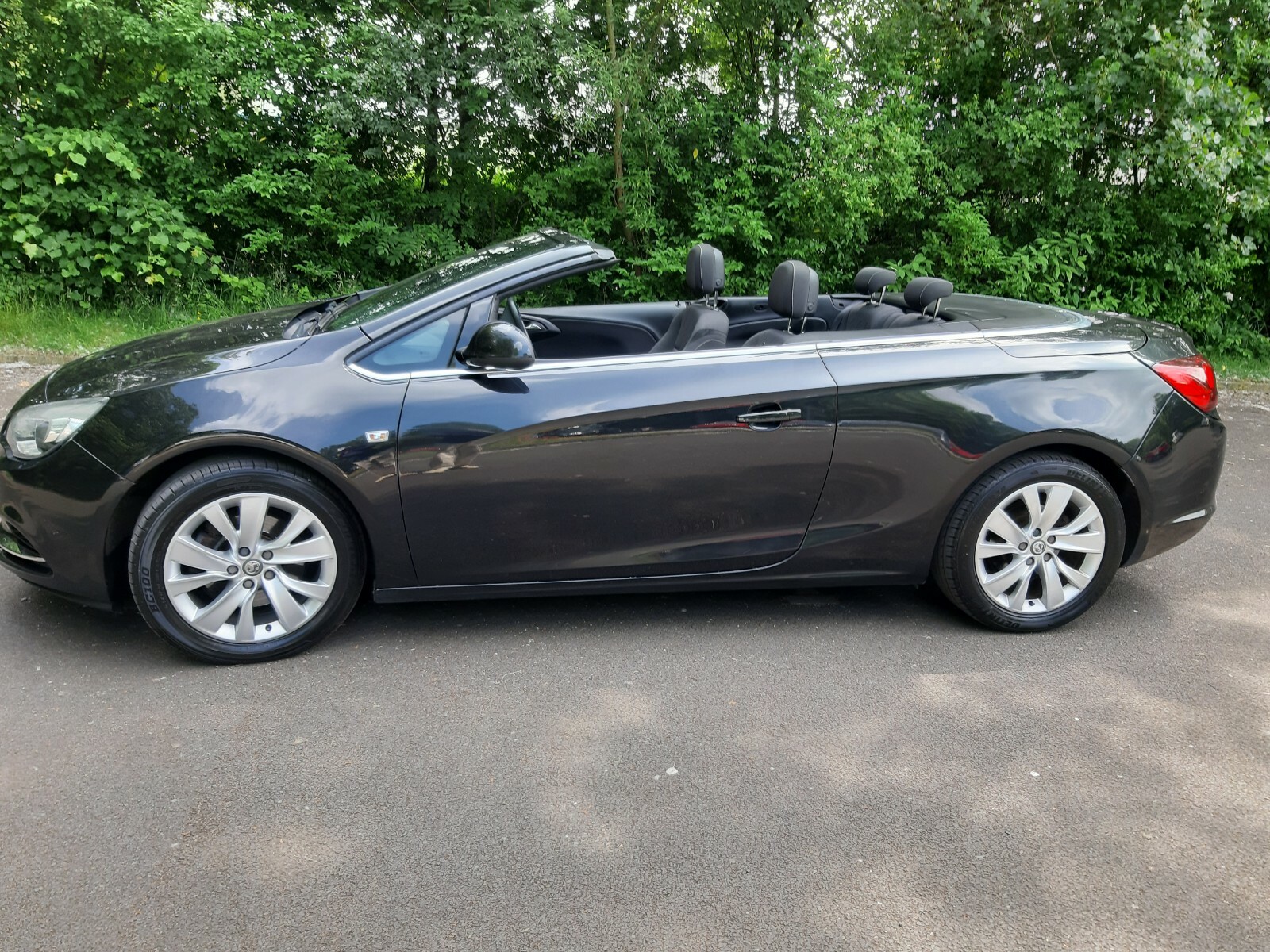 Image 1 - Vauxhall Cascada convertable stunning all round condition any trial / inspection