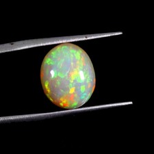 Superbe Opale noble du Mexique très irisée en ovale cabochon de 4.32Cts