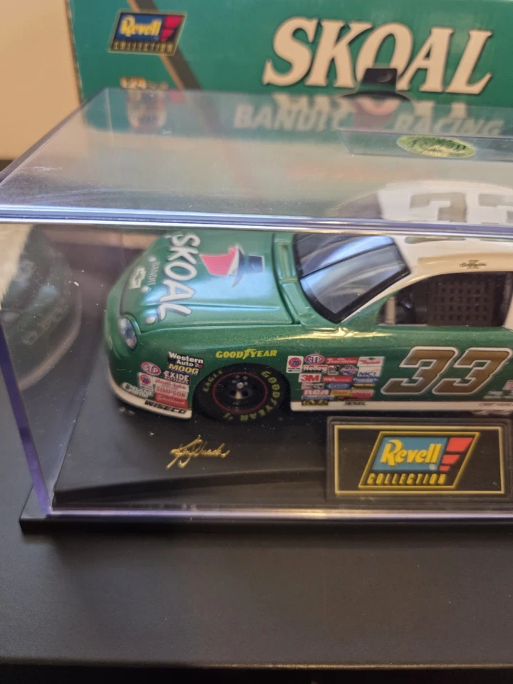 Revell Diecast 1:24 Scale 1997 Ken Schrader #33 Skoal Bandit Monte Carlo W/COA - Image 3 of 4