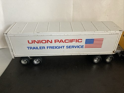 Ertl Union Pacific 20” Pressed Steel S Series Semi Truck - Picture 2 of 15