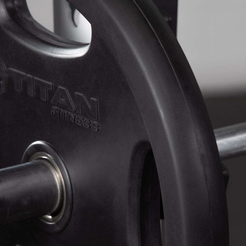 Placa de agarre negra única Titan Fitness 55 lb, hierro fundido y revestimiento de goma Foto 3 de 4