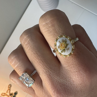 Vintage Signed 18K GE Gold Oval Floral Bezel Band Ring Size 6 