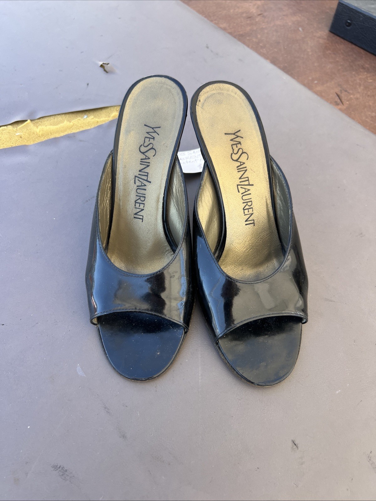 Vintage anni 90 ? Sandalo da sera Yves Saint Laurent in raso nero? Tacco danneggiato taglia 5