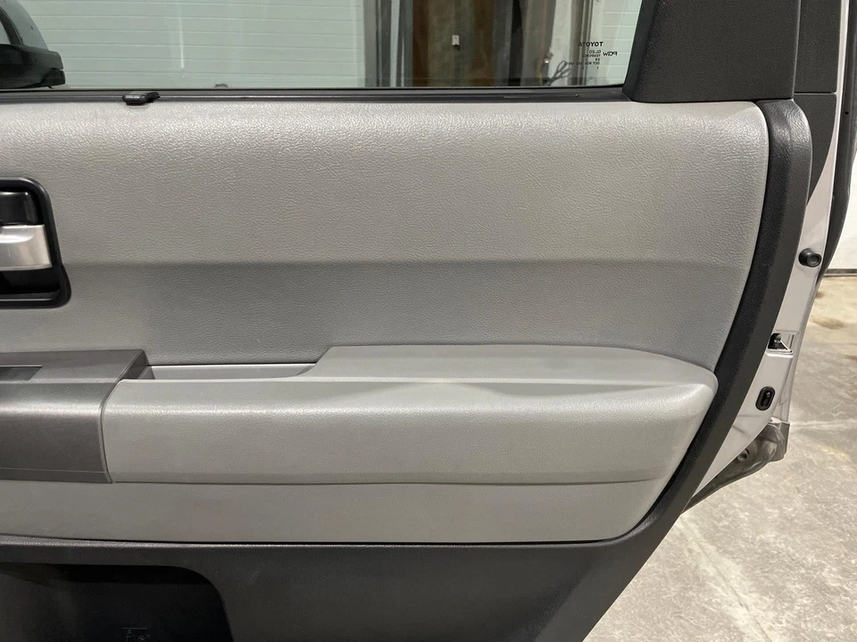 2008 - 2022 Toyota Sequoia Passenger RH Right Graphite-13 Rear Door Trim Panel - Imagem 3 de 4