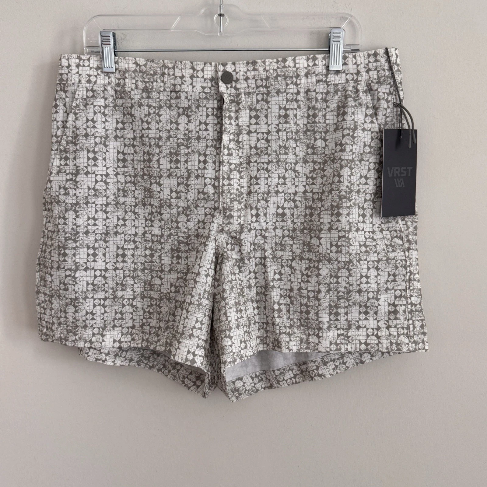 VRST Men's Large 5" Resort Short Print White Silver Stamped Geo NWT Slim Fit