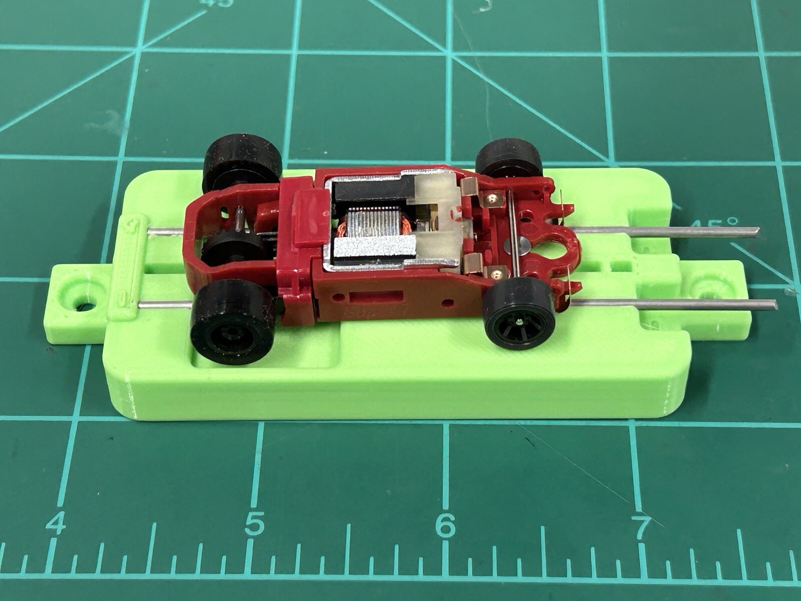 HO Super 7 Viper Lifelike Tyco Super G+ Hot Green Slot Car Break-In Stand