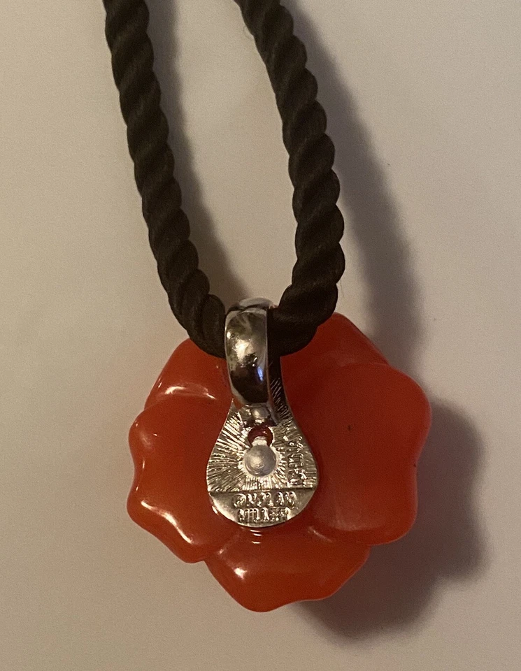 NOLAN MILLER 签名 Lara Camillia 红色 Lucite 花水钻吊坠项链 — 第 4/4 张图片