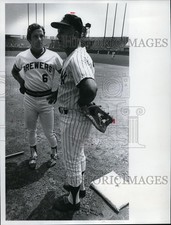 1975 Press Photo Bill Skowron a former Yankee has the ear of Mike Hegan on field