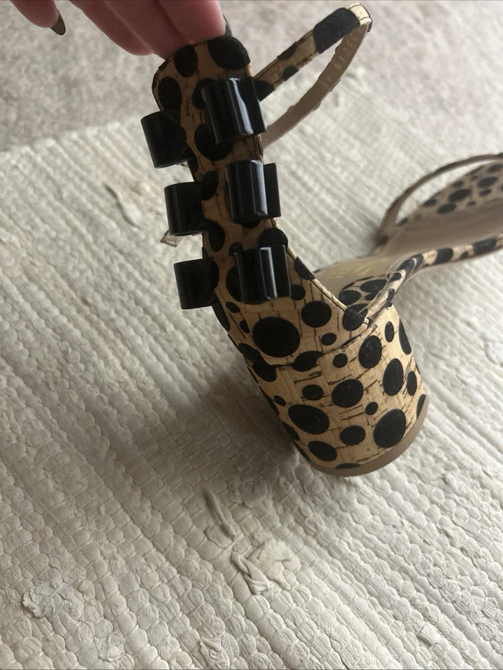 Sandálias femininas Ferragamo tamanho 8 pontos pretos couro e cortiça - Imagem 3 de 4