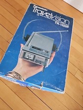 Televisor Panasonic Travelvision 1.5" blanco y negro TV TR-1020P funcionando