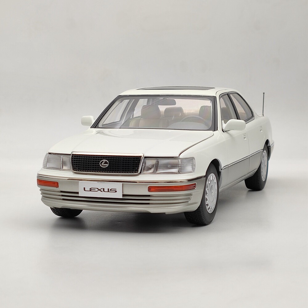 Lexus LS 1/18 ダイキャストモデル ホワイト　中古 Lexus LS 1/18 ダイキャストモデル ホワイト 中古 - メルカリ