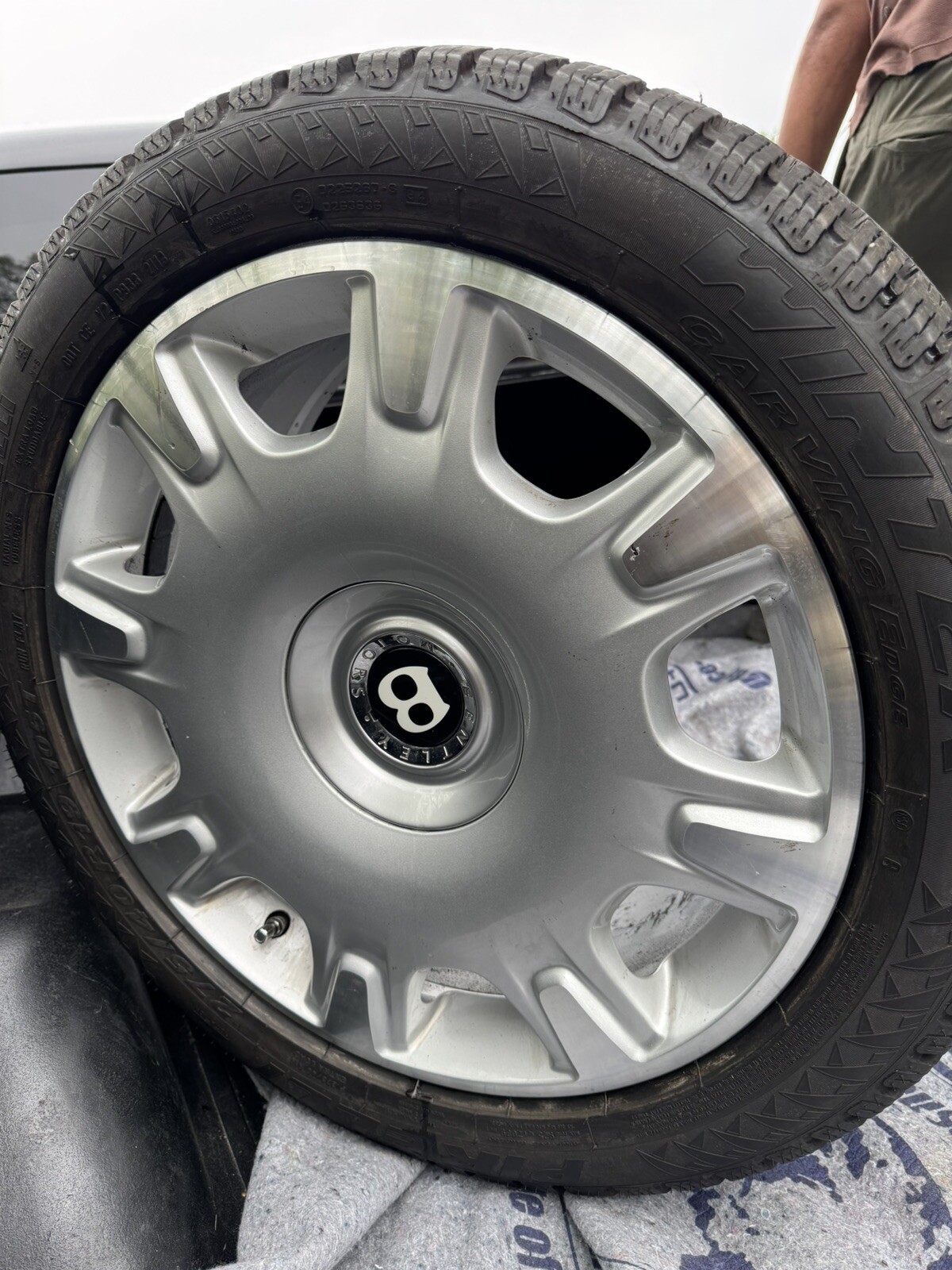 Bentley Rims And Perrelli Tires 275/40R19 Winter Low Miles OEM Original