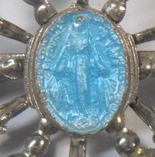 Vintage CATHOLIC MIRACULOUS MEDAL PIN - BLUE ENAMEL Rhinestones Fleur De Lis 1" - Picture 2 of 6