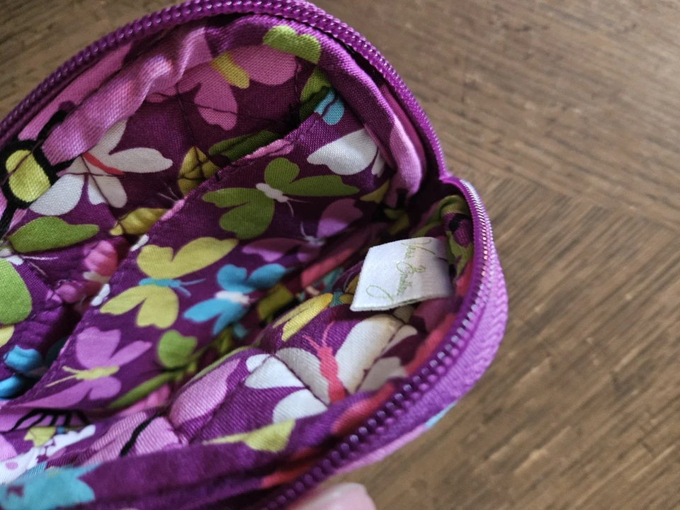 Mini Cartera Muñequera Vera Bradley Púrpura Flutterby Mariposas Usada en Excelente Condición Foto 3 de 3
