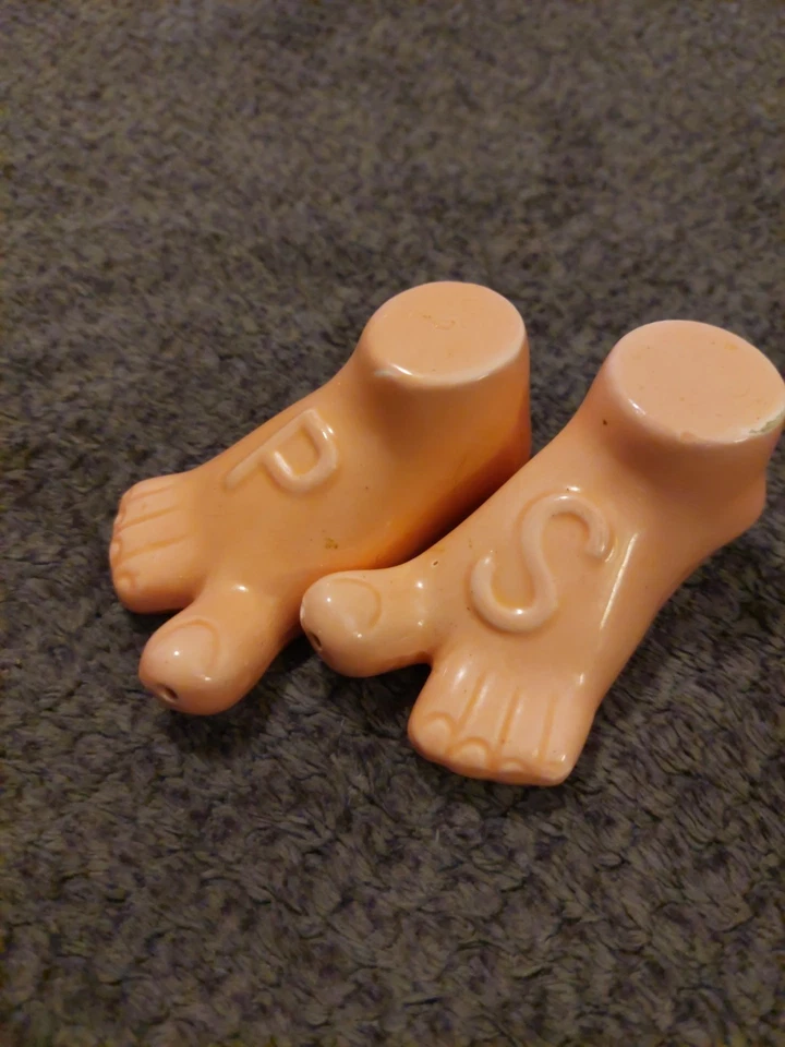 Salero y pimentero vintage de calle pies desnudos con uñas rojas Japón Foto 2 de 4