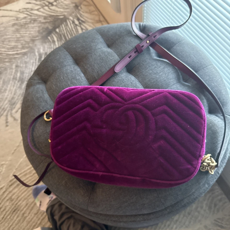 Bandolera Gucci Marmont de terciopelo púrpura Foto 2 de 4