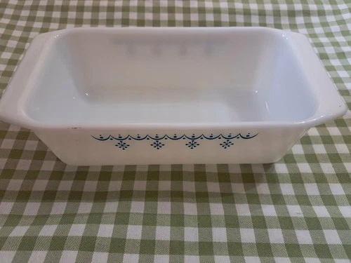 Vintage Pyrex 913 Ovenware Baking Loaf Pan White Blue Snowflake Garland Design
