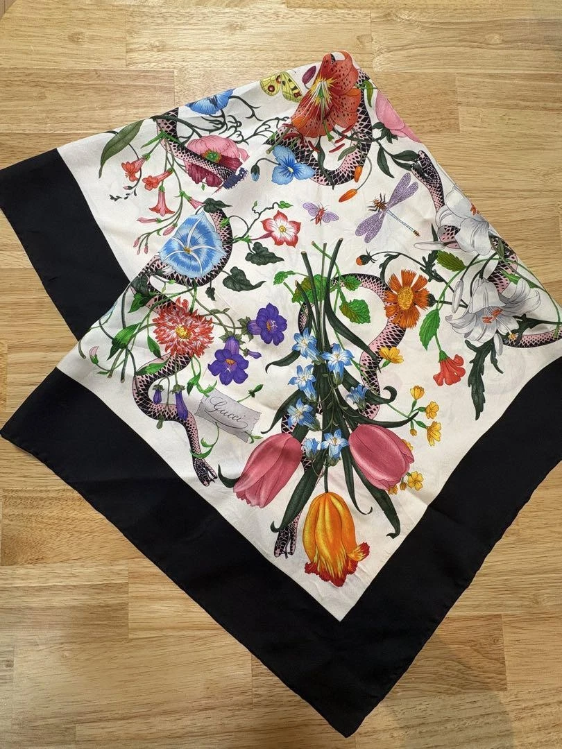Foulard Gucci en soie grande taille 90 90 cm motif Florus nuke du Japon