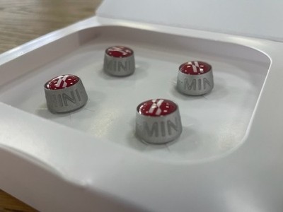 ORIGINAL MINI JCW REIFEN VENTILKAPPEN SET P/N 36115A96C26