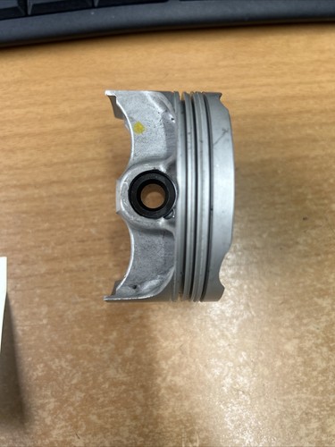 Suzuki GSXR1000L2 onwards 2012-2016 piston and pin 12111-47H50-0F0 - Picture 2 of 4