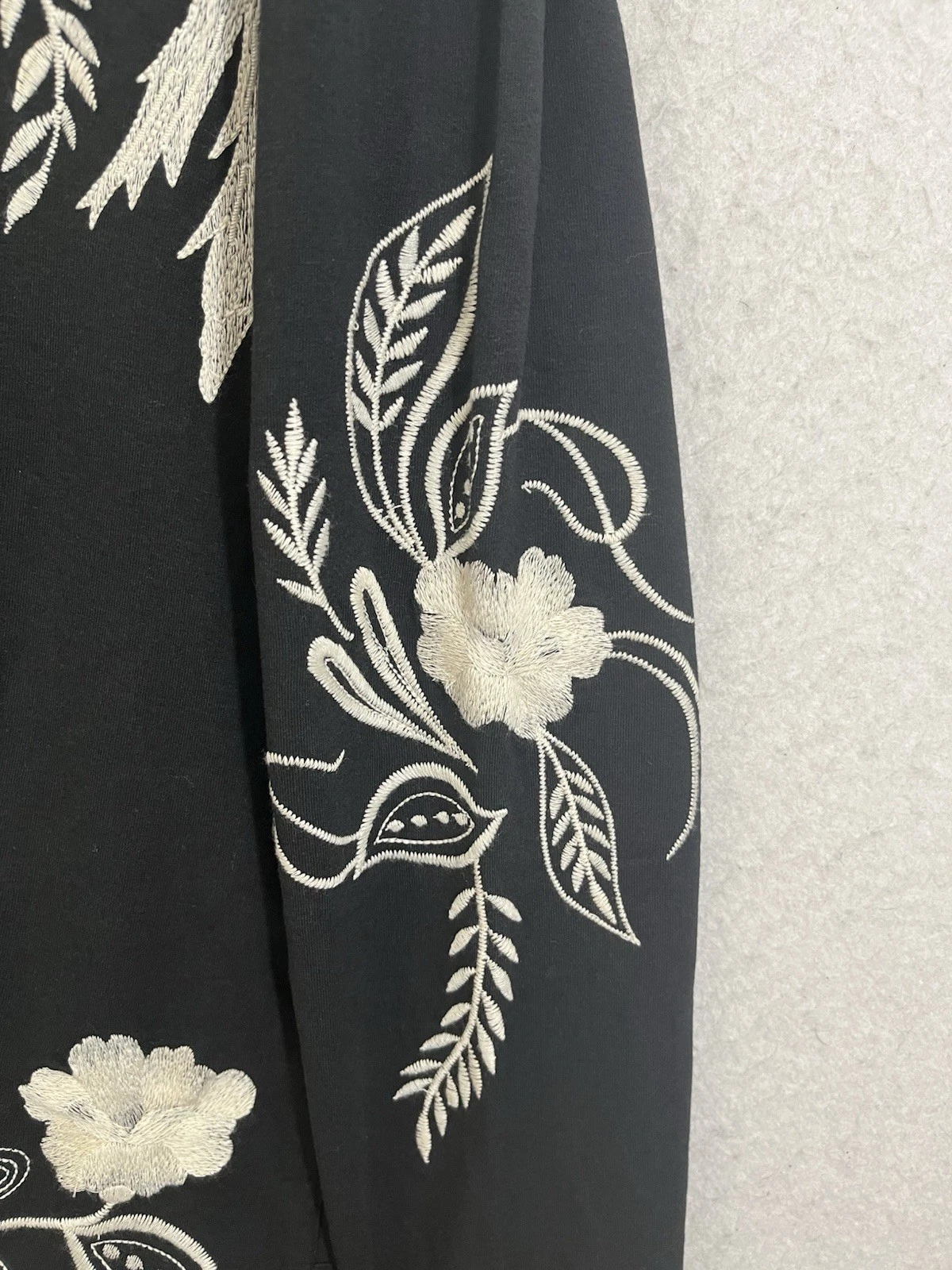 VETEMENTS Felpa con cappuccio donna morbida Dintorni piccola nera ricamata colibrì floreale