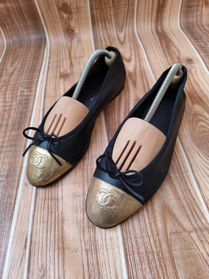 Biqueira de couro preta/dourada CHANEL Cambon arco bailarina plana UE 38,5 EUA 8 - Imagem 3 de 4