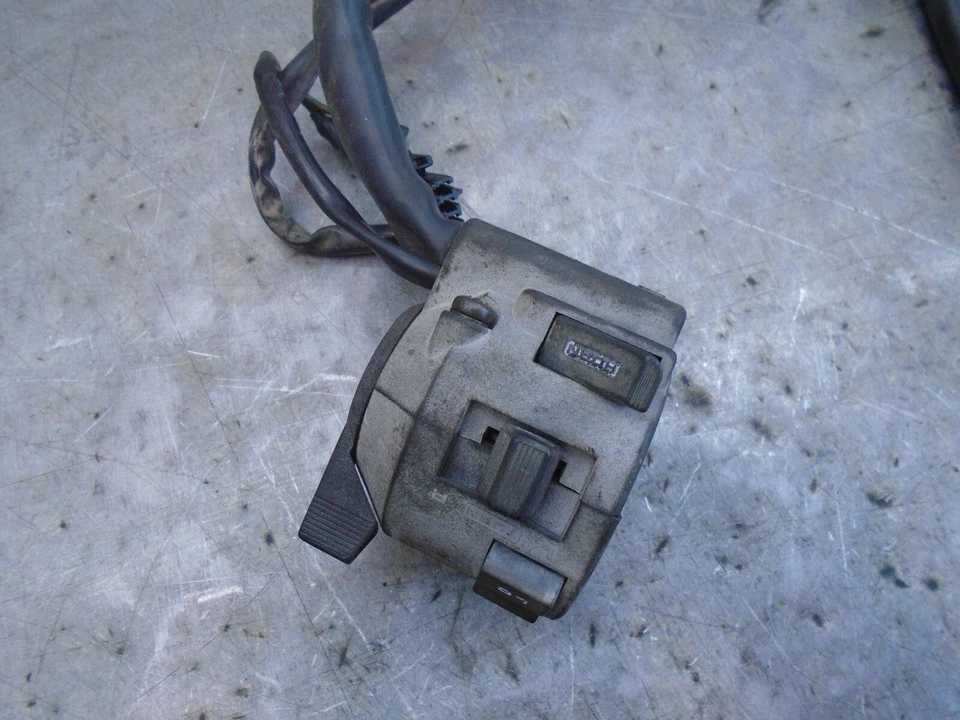 1986 Honda Vt 1100c  Vt 1100 Shadow handlebar on off & turn signals switches - Image 4 of 4