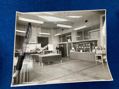 1958 MANCHESTER ELECTRONICS AUSSTELLUNGSFOTO FEUERSTREAK RAKETENDISPLAY RN ROYAL