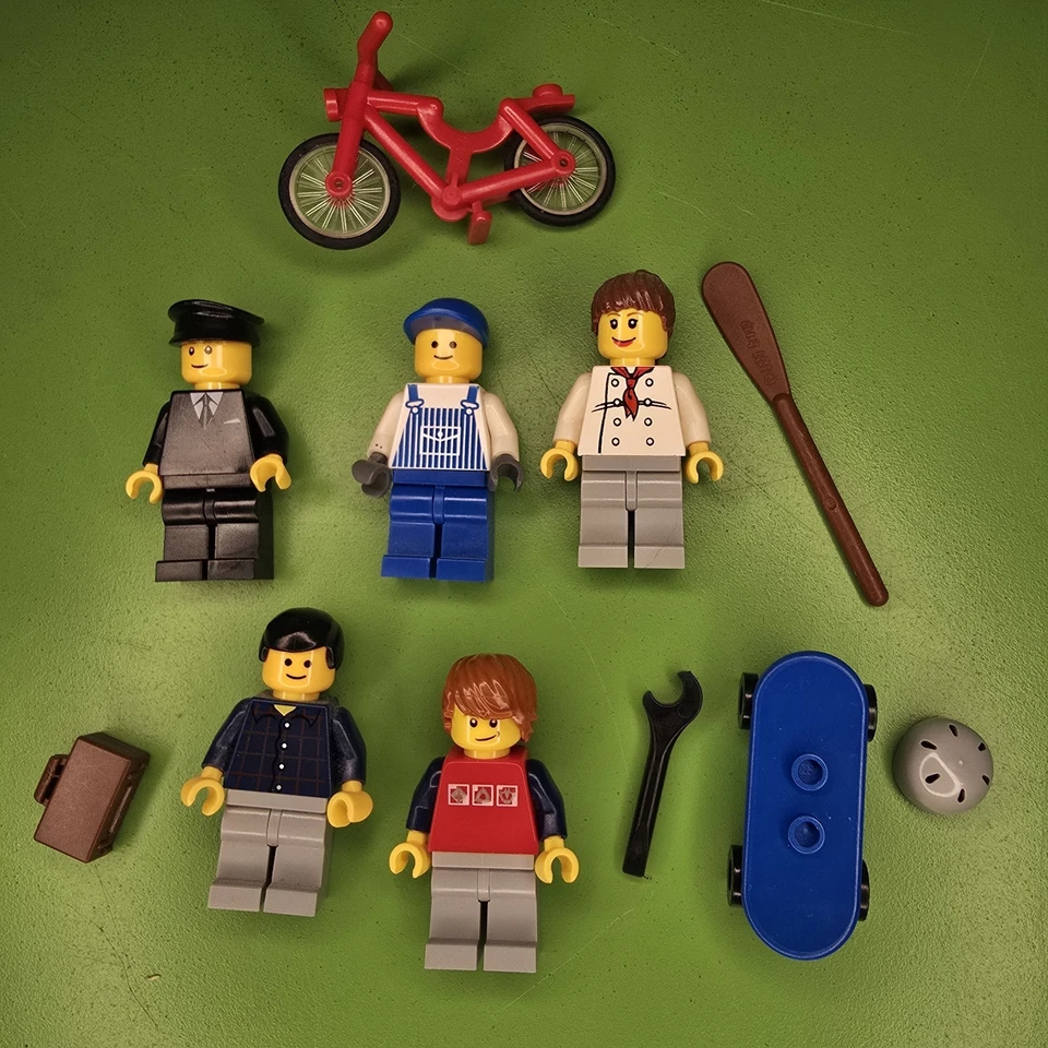 LEGO CITY: City Corner (7641) Clean, Complete, & Sorted W/ Minifigures & Inst. - Image 2 of 4