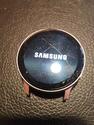 Samsung Galaxy Watch Active2 (3072). Es ist eine Smartwatch, die sich mit Ihrem Telefon verbindet
