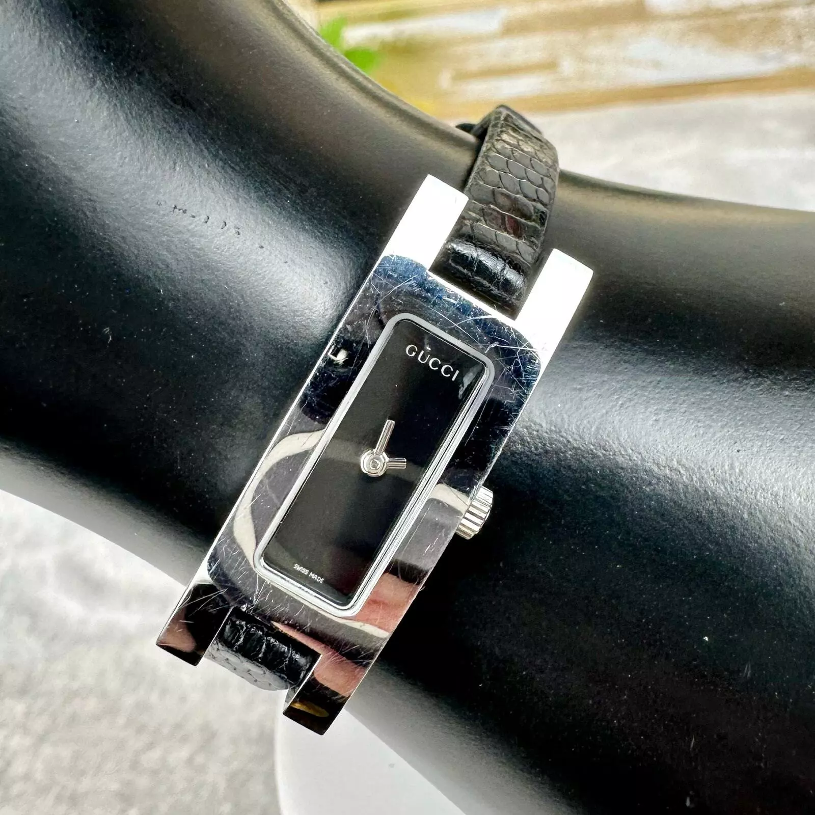 Montre Femme Gucci Rectangle Argent avec Bracelet Peau de Lézard Noir