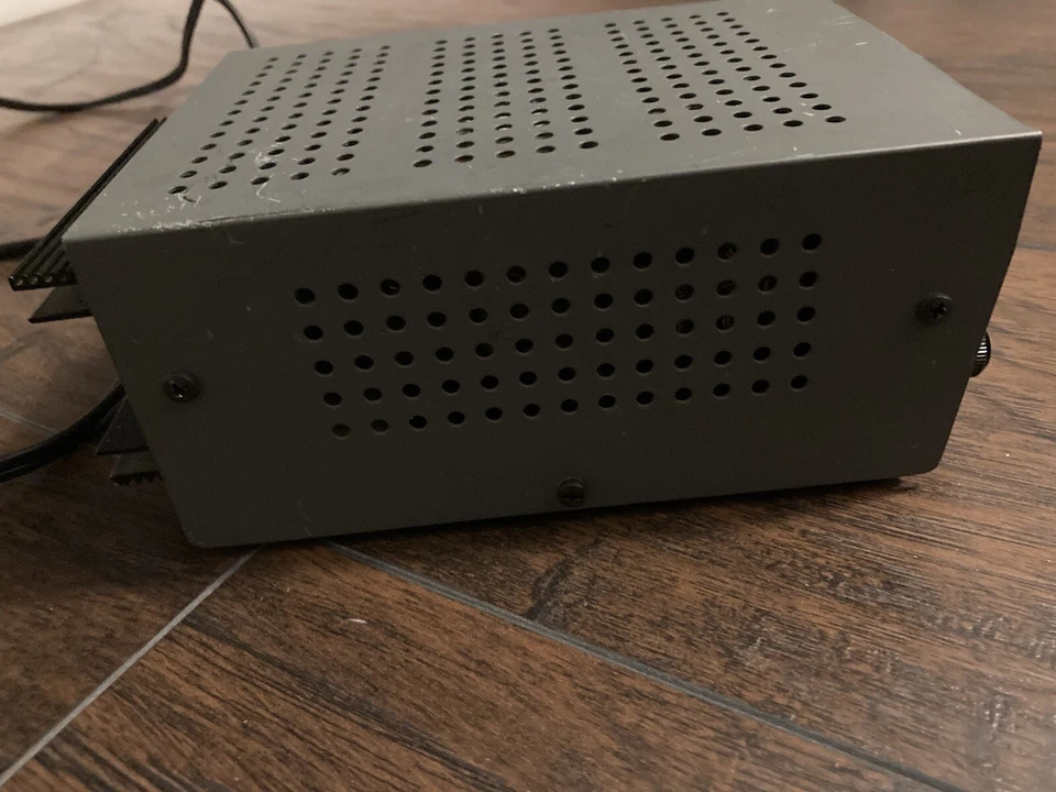 PYRAMID GOLD SERIES 13.8 DC POWER SUPPLY MODEL NO PS7K 5/7amp Circuit protection - Image 4 of 4