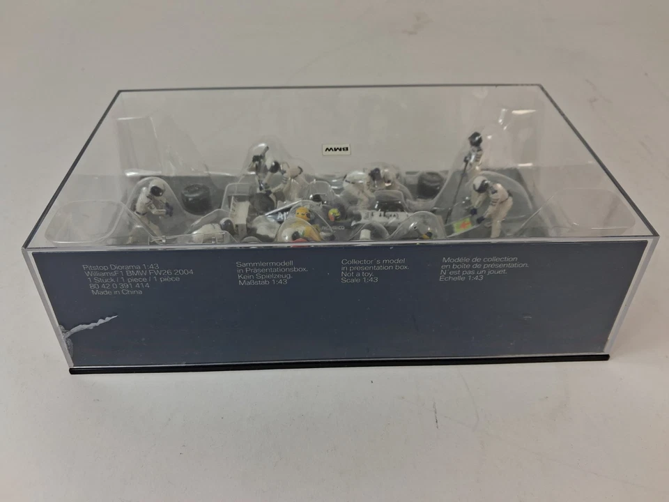 Minichamps Williams BMW FW26 #4 Schumacher Pitstop Diorama 2004 1/43 80420391414 - Immagine 4 di 4
