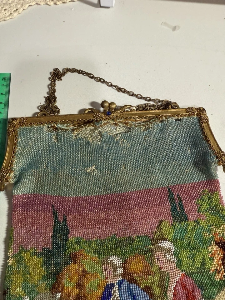 Monedero de cuentas de finales del siglo XIX con escena pastoral y flecos. Foto 4 de 4