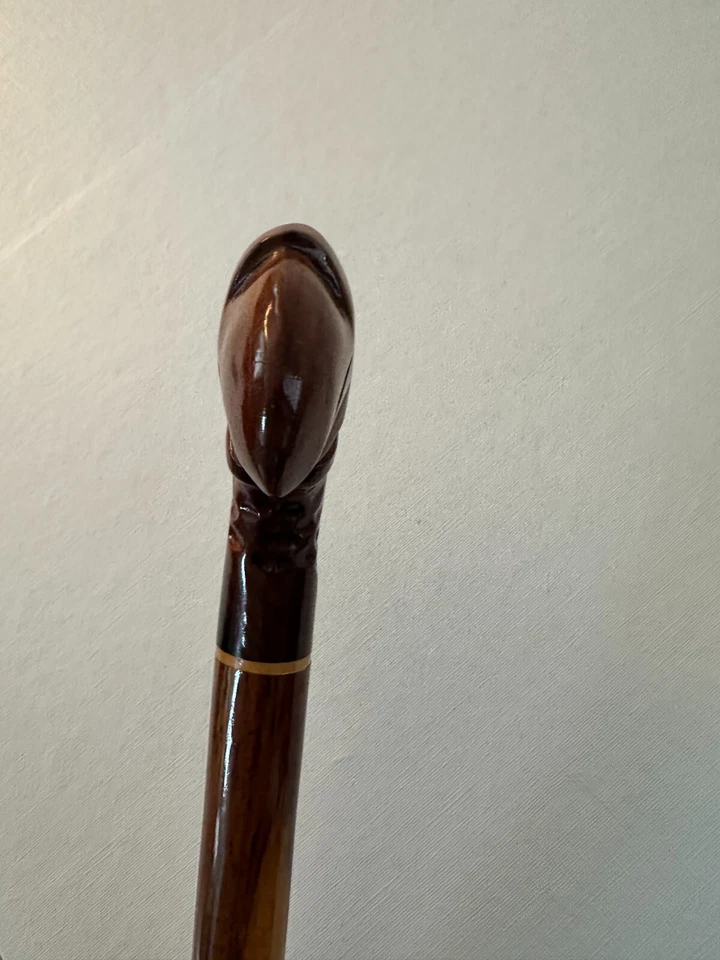 Bastón de madera marrón tallado a mano de 37" Foto 2 de 4