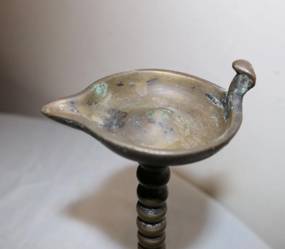 raro antiguo siglo XVIII de 1700 torneado a mano latón indio lámpara de aceite soporte figurativo Foto 4 de 4