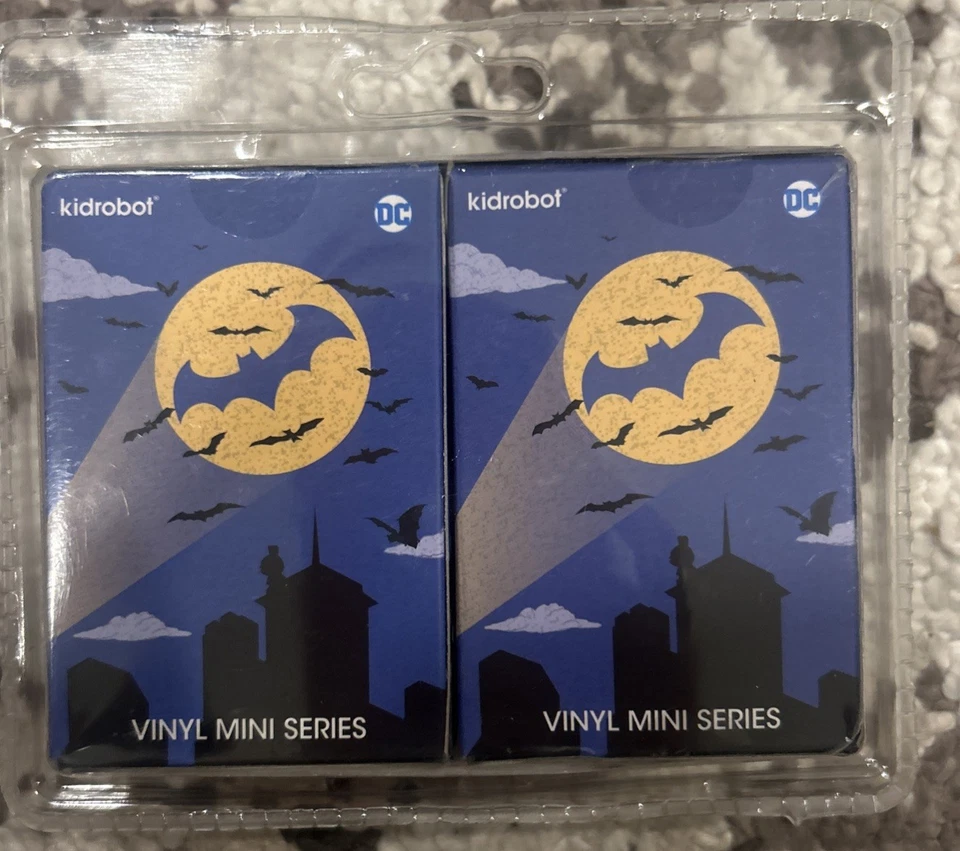 KIDROBOT BATMAN--VINYL MINI SERIES--FIGURE 2 PACK (NEW) - Image 2 of 4