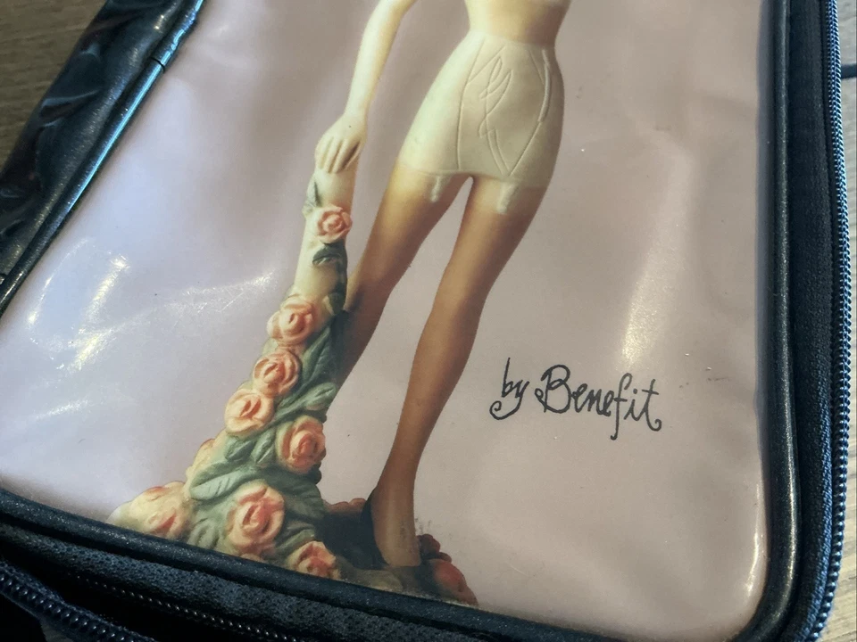 Luscious Lana By Benefit Maquillaje Cosméticos Bolsa Estuche Pinup Niña Ulta Rosa y Negro Foto 3 de 4