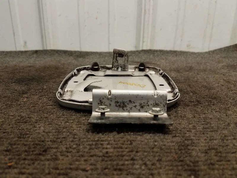 Дверца топливного бака 2000 Saturn SL1 *СЕРЕБРИСТЫЙ МЕТАЛЛИК 13 л* - Изображение 3 из 4