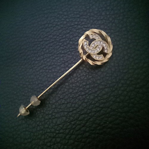 Chanel Vintage crystal cc logo Round Pin Brooch