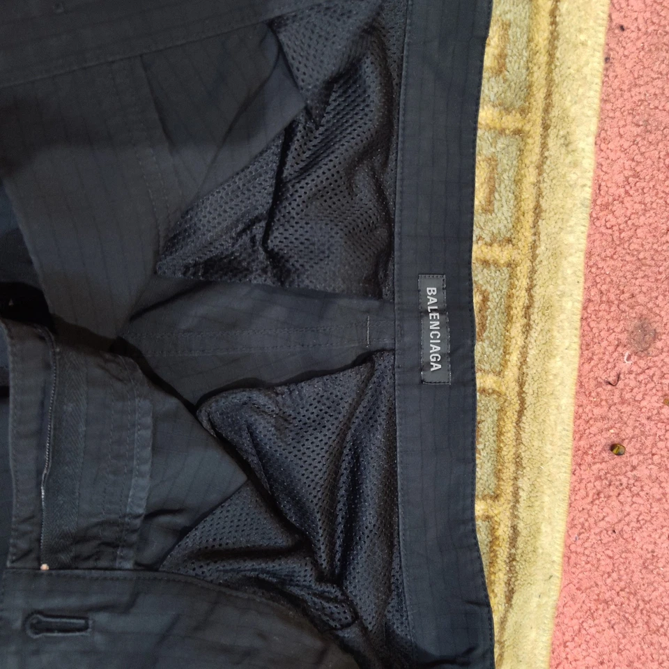 Balenciaga Cargo Ripcord 裤子带可拆卸腿,因此它们成为短裤 — 第 3/4 张图片