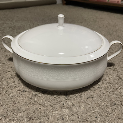 New LENOX Hannah Gold Edged Covered Vegetable Bowl