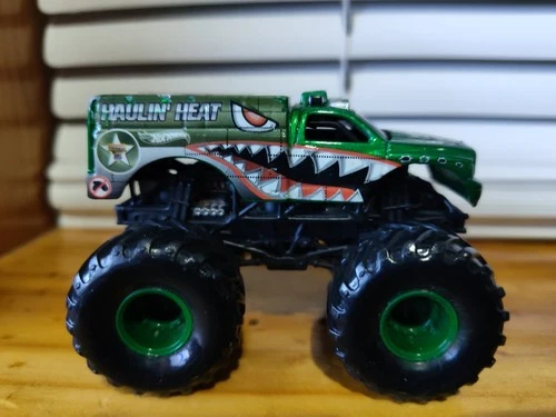 Haulin' Heat 1:64 Monster Jam Truck Super Rare Green Vintage Play Condition Toy