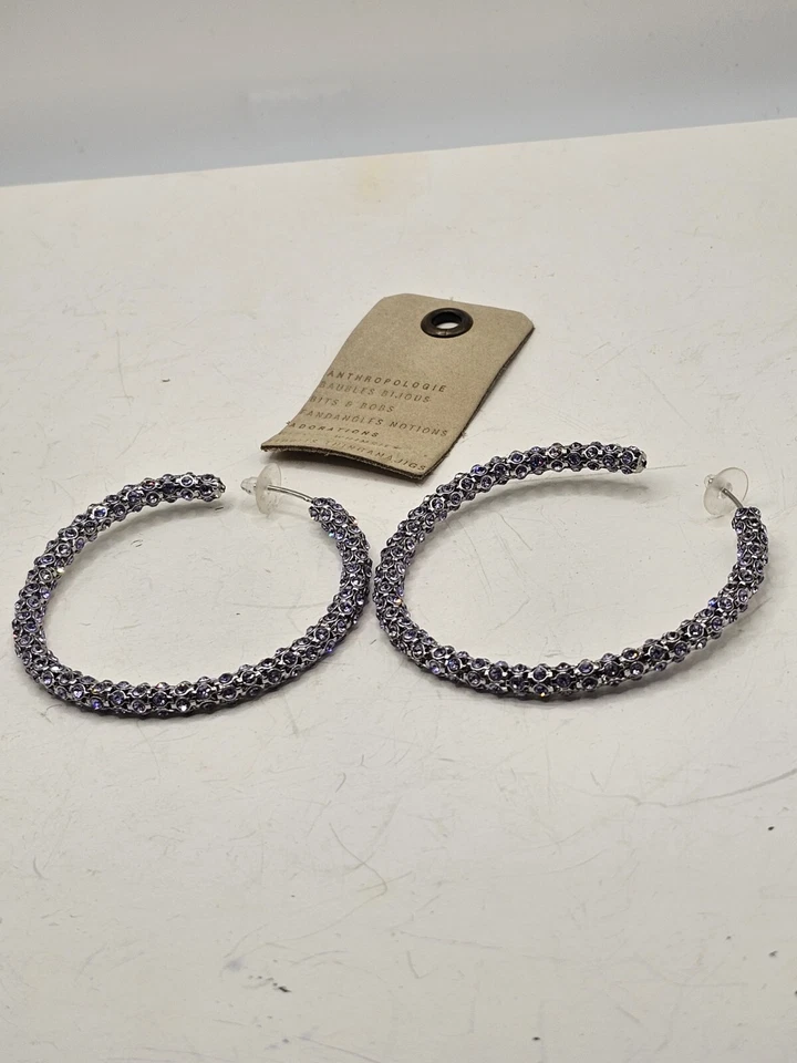 Pendientes de aro Anthropologie de cristal púrpura con etiqueta sin respaldo declaración glamorosa Foto 2 de 4
