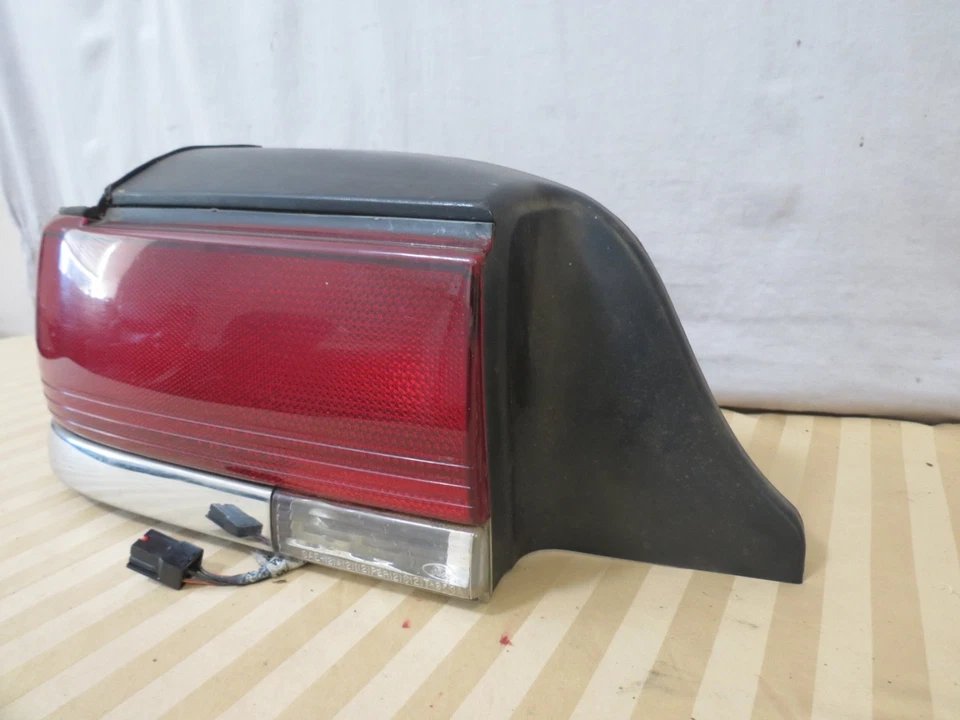 95 96 97 Ford Crown Victoria Vic EXTERIOR QTR MTD luz trasera lámpara conductor izquierdo OEM Foto 2 de 4